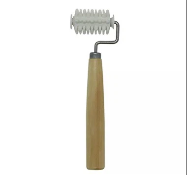 Drevená rukoväť s jednou gumovou 3D masážnou ihlou