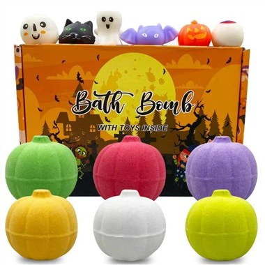 Bomby v kúpeli s halloweenskymi hračkami vo vnútri