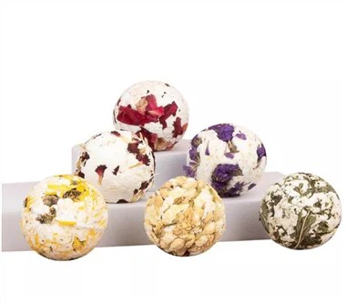 Bomba v kúpeli so skutočným sušeným kvetinou