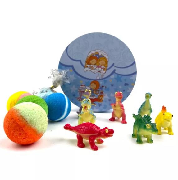 Bomby v kúpeli s hračkami dinosaura vo vnútri